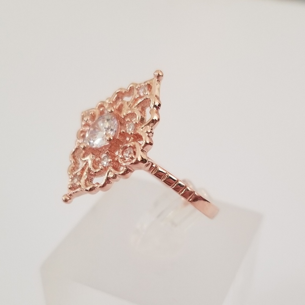 18k Antique Style Ring - Picture 2 of 8